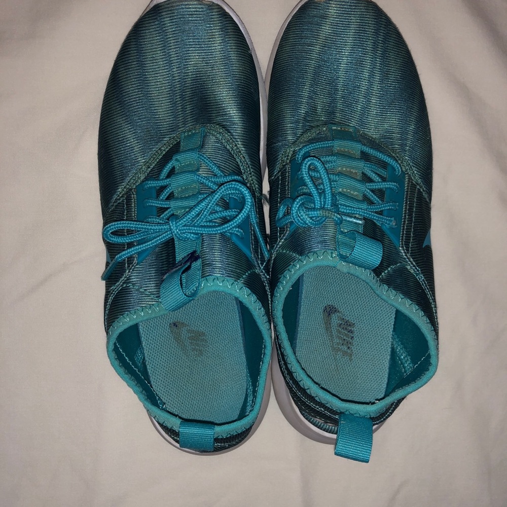 Nike reflective tennis shoes